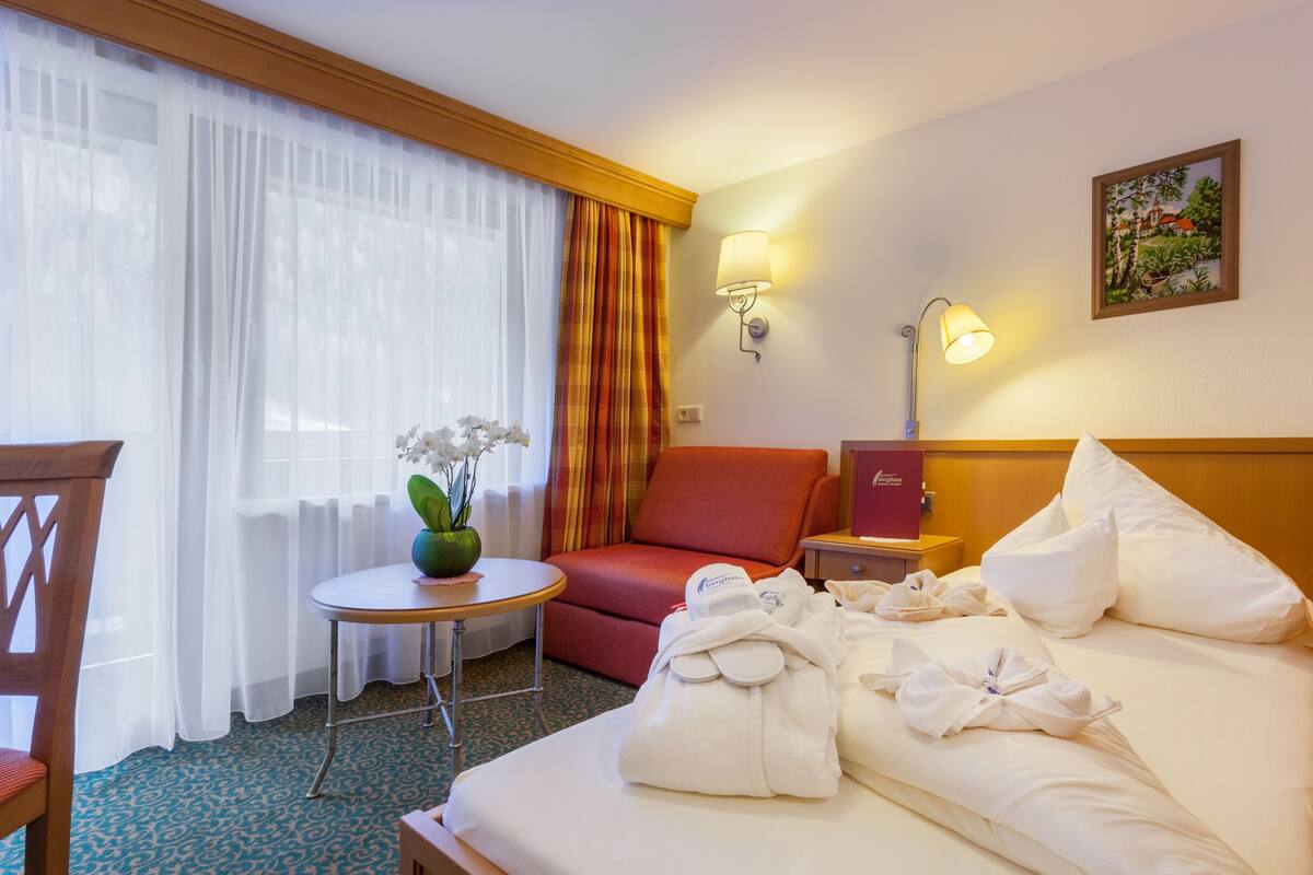Basic Room | Premium bedding, minibar, in-room safe, desk