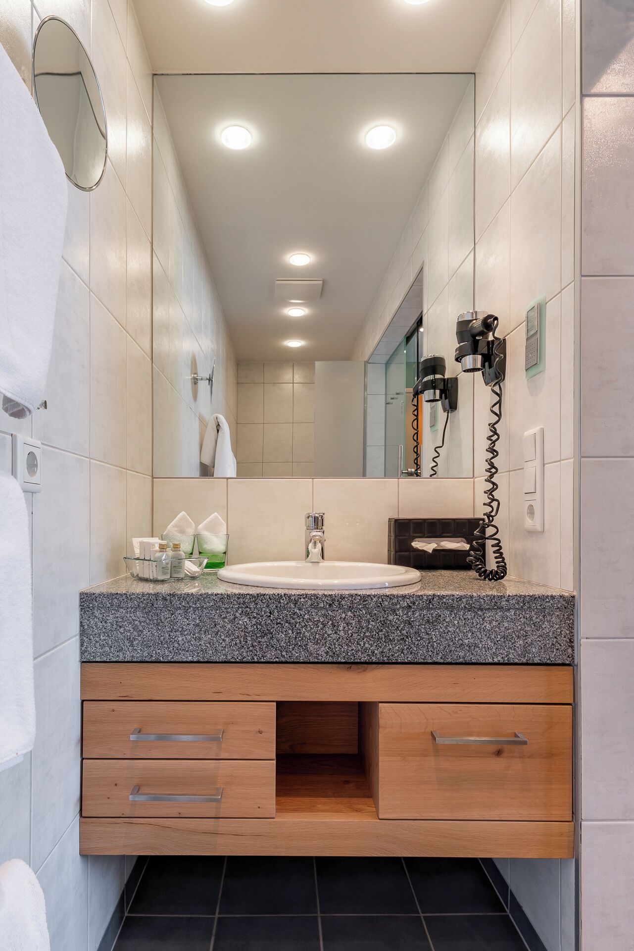 double room (klassik) | bathroom | shower, free toiletries, hair dryer, bathrobes