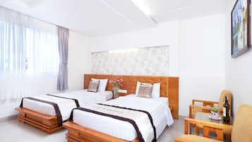 Minibar, caja de seguridad en la habitación y escritorio