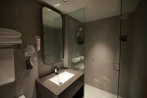 Douche, sèche-cheveux, chaussons, serviettes fournies