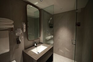 Douche, sèche-cheveux, chaussons, serviettes fournies