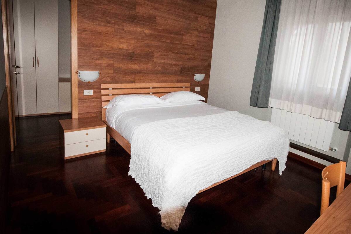Quarto quádruplo | Frigobar, cofres nos quartos, Wi-Fi de cortesia