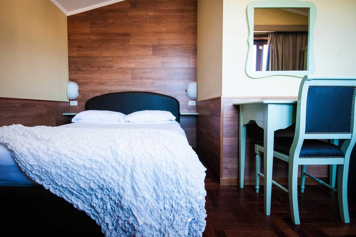 Quarto casal standard | Frigobar, cofres nos quartos, Wi-Fi de cortesia