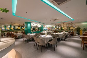 Breakfast, lunch, dinner served; Chinese cuisine  - Calvin Hotel (Guangzhou)