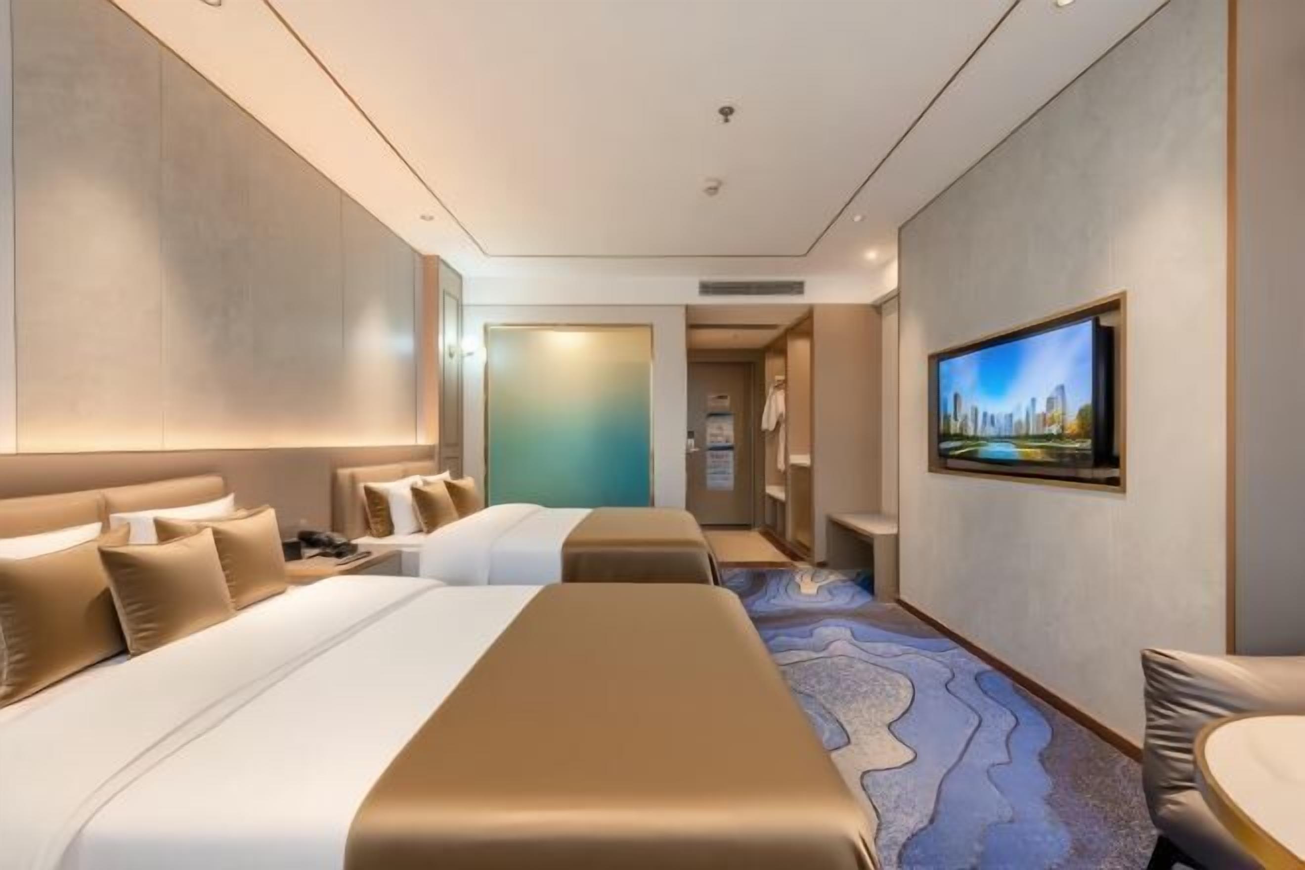Premium bedding, down comforters, pillowtop beds, free minibar items