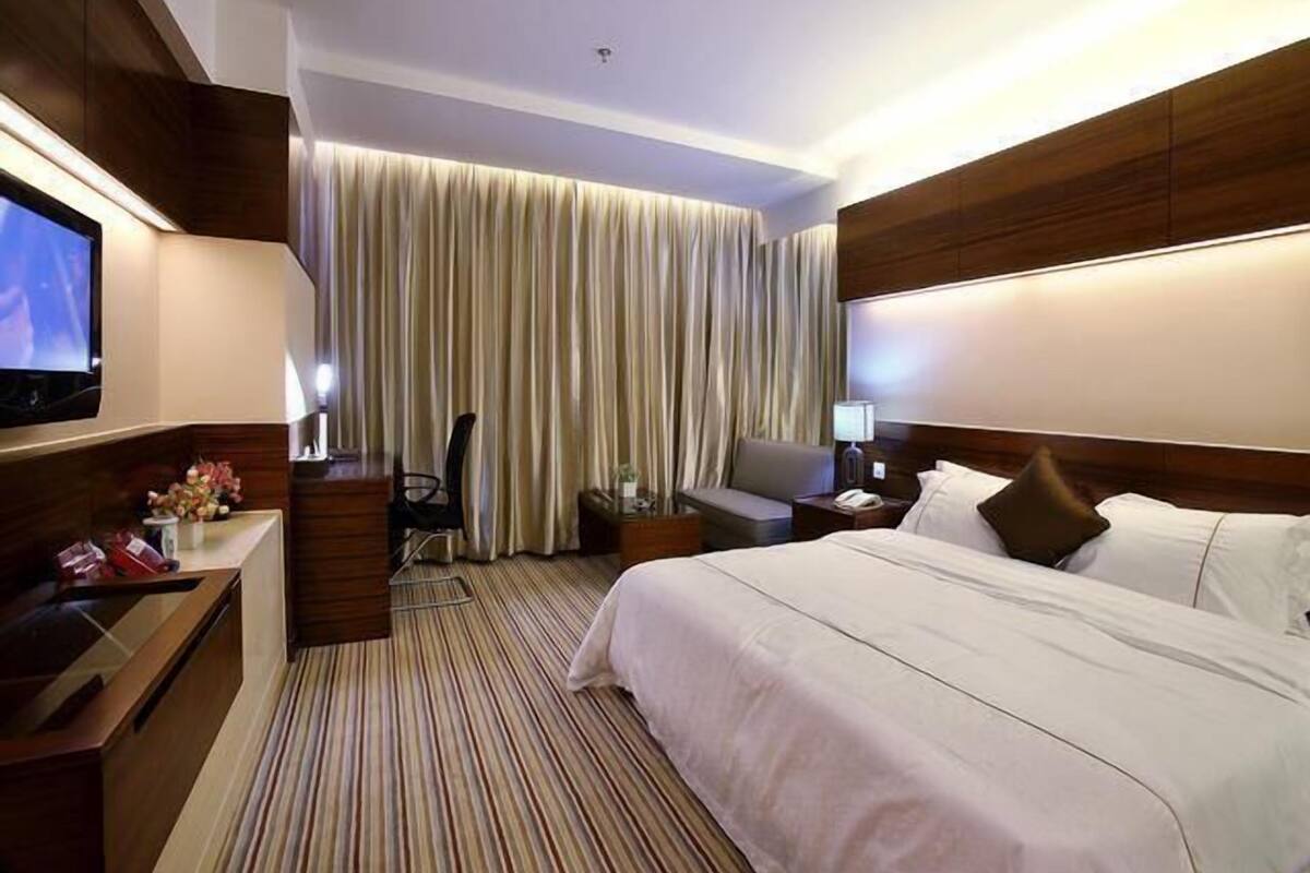 Executive Suite | Premium bedding, down comforters, pillowtop beds
