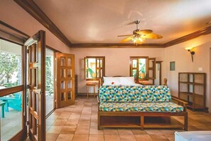 Bộ đồ giường cao cấp, minibar, két bảo mật tại phòng, bàn 
