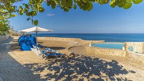 屋外プール、プール パラソル、サンラウンジャー