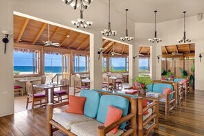 朝食、ランチ、ディナーに営業 (多国籍料理、ビーチビュー)