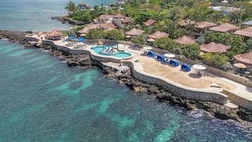 Piscine extérieure, parasols de plage, chaises longues