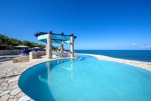Piscine extérieure, parasols de plage, chaises longues