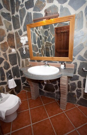 Regadera tipo lluvia, amenidades de baño gratuitas, bidet