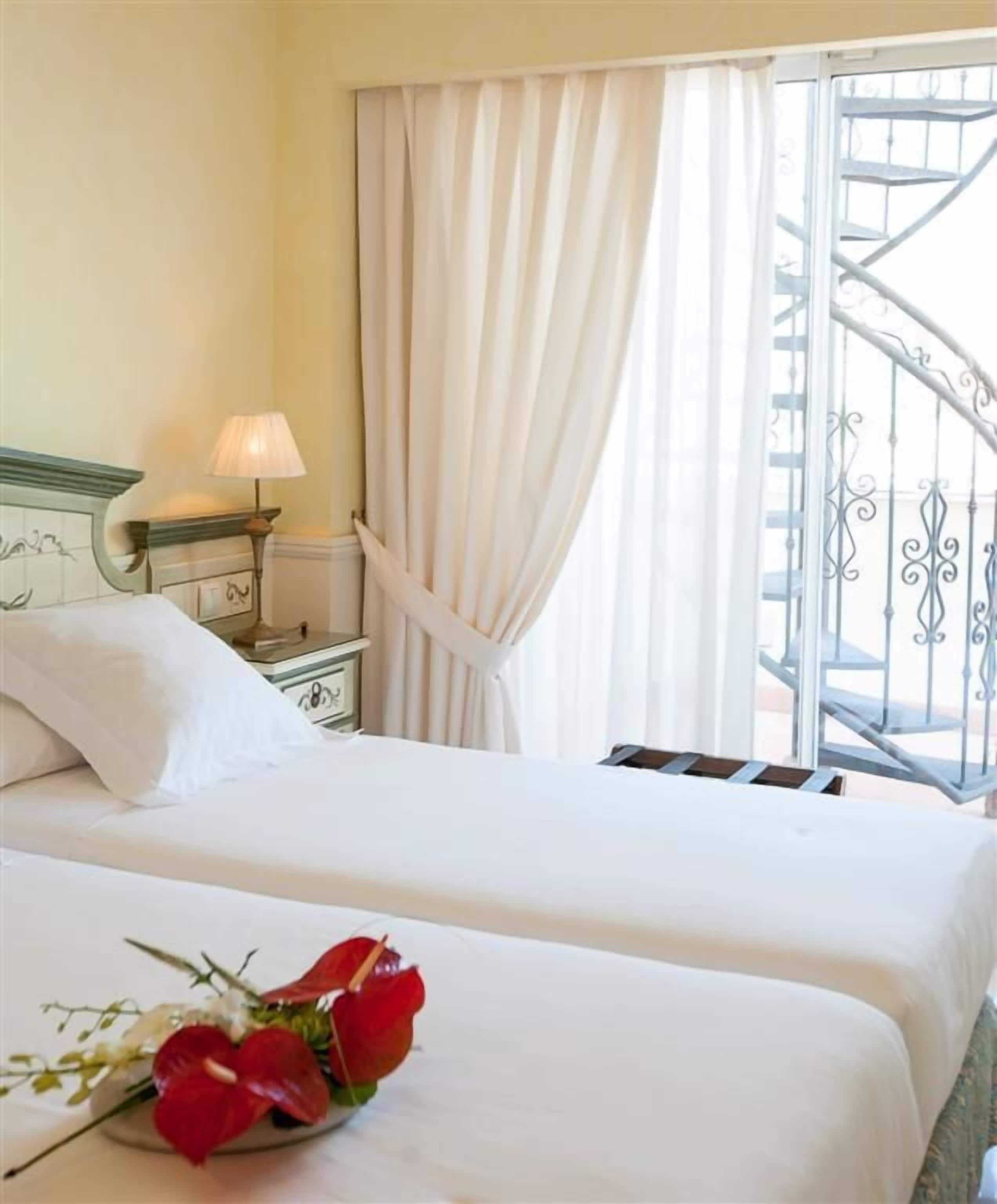 羽絨被、房內夾萬、書桌、手提電腦工作空間