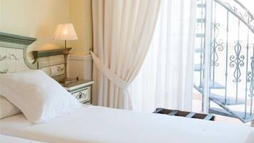 Edredons de pluma, cofres nos quartos, escrivaninha