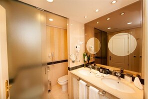 Bathtub, free toiletries, hair dryer, bidet - Apartamentos Guadalpin Boutique (Marbella)