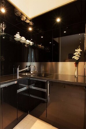 Deluxe Studio | Private kitchen | Fridge, microwave, stovetop, coffee/tea maker