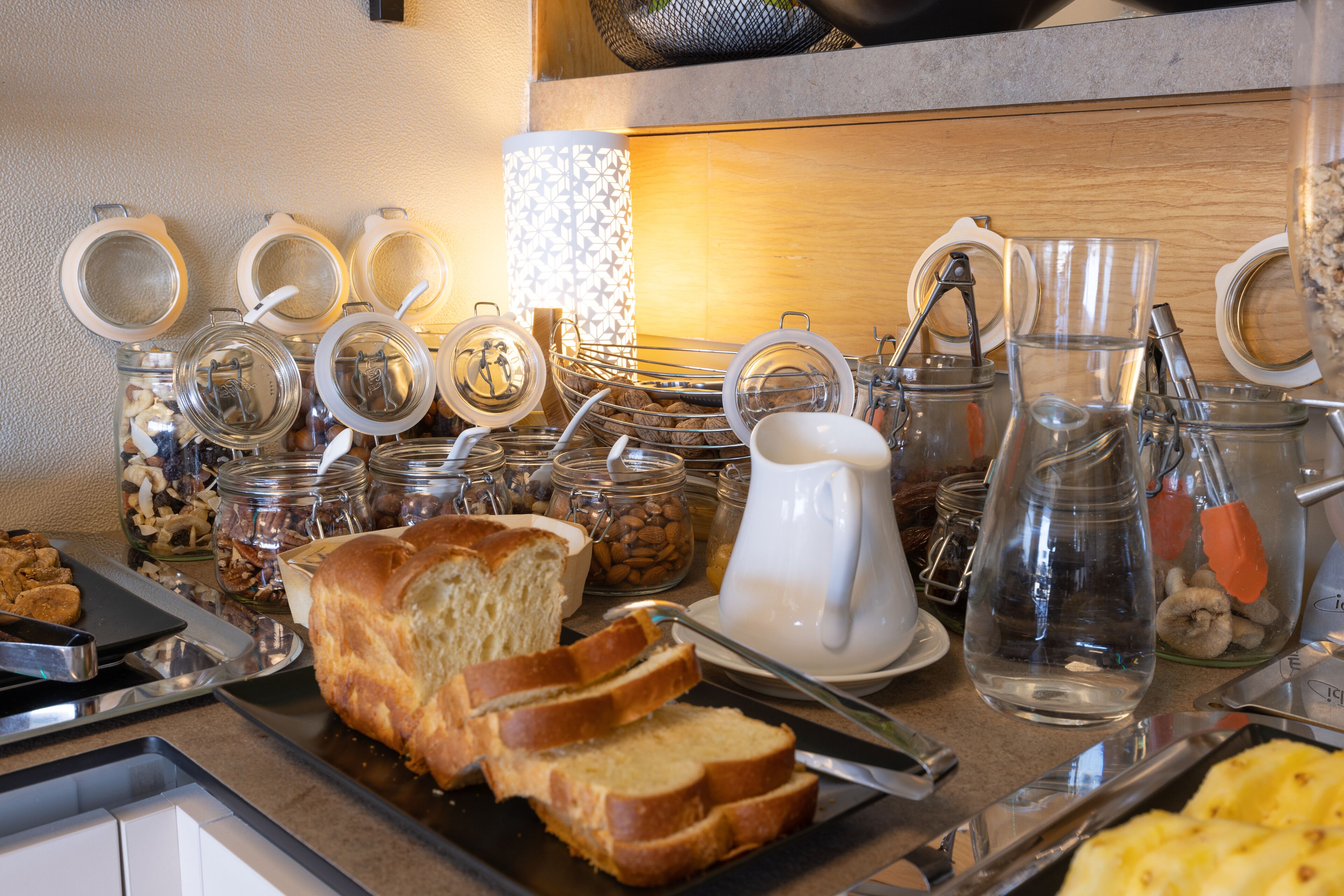 Ein reichhaltiges Frühstücksbuffet mit Speisen und Geschirr.