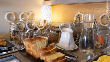 Ein reichhaltiges Frühstücksbuffet mit Speisen und Geschirr.