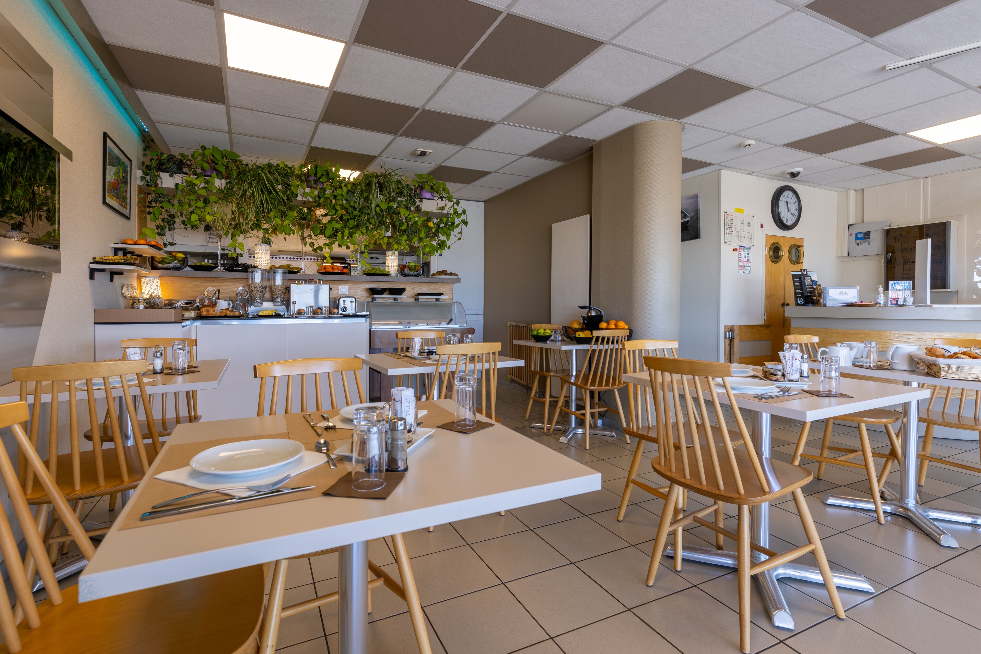 Desayuno continental diario (EUR 14 por persona)