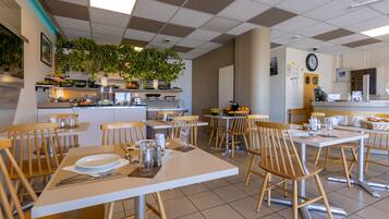 อาหารเช้าแบบคอนติเนนทัลทุกวัน (EUR 14 ต่อคน)