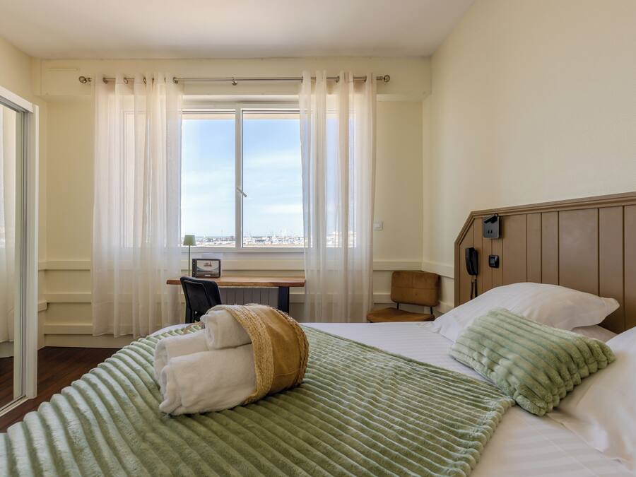 Comfort Double Room (Côté Mer/Sea facing) | Front of property