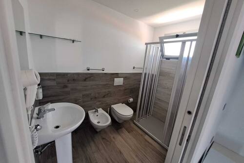 Habitación triple | Baño | Ducha, artículos de higiene personal gratuitos, secador de pelo y bidé
