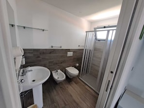 Triple Room | Bathroom | Shower, free toiletries, hair dryer, bidet - Hotel Umberto (Ricadi)