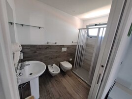 Quarto triplo | Banheiro | Chuveiro, produtos de toalete grátis, secador de cabelo, bidê