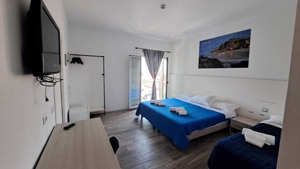 Ropa de cama hipoalergénica, cuna de viaje, wifi gratis y ropa de cama