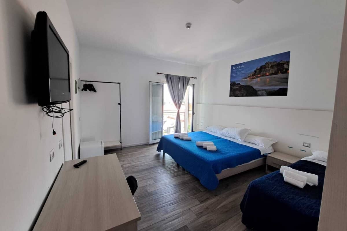 Triple Room | Premium bedding, free WiFi, bed sheets