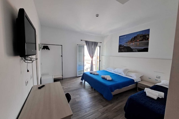 Triple Room | Hypo-allergenic bedding, travel crib, free WiFi, bed sheets