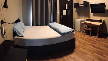 Basic Room, 1 Queen Bed