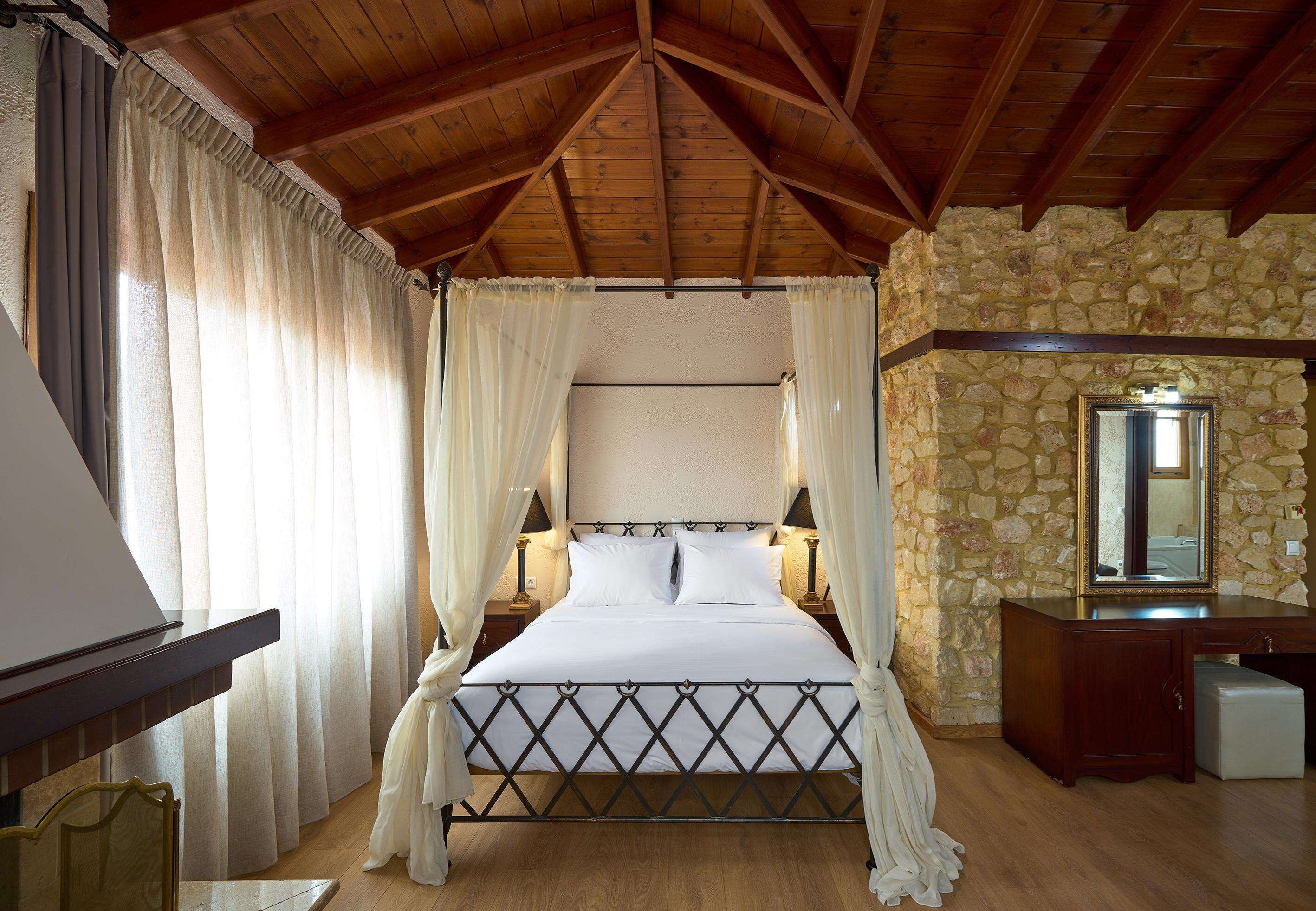 honeymoon suite, jetted tub | minibar, in-room safe, desk, free cots/infant beds