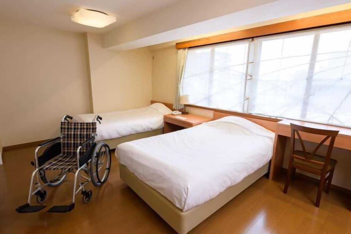 Escritorio, wifi gratis, ropa de cama