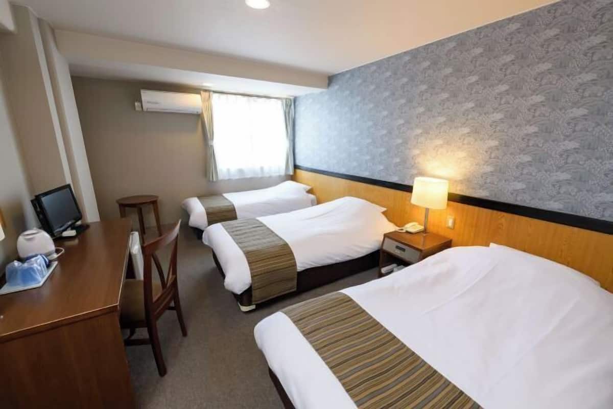Escritorio, wifi gratis, ropa de cama