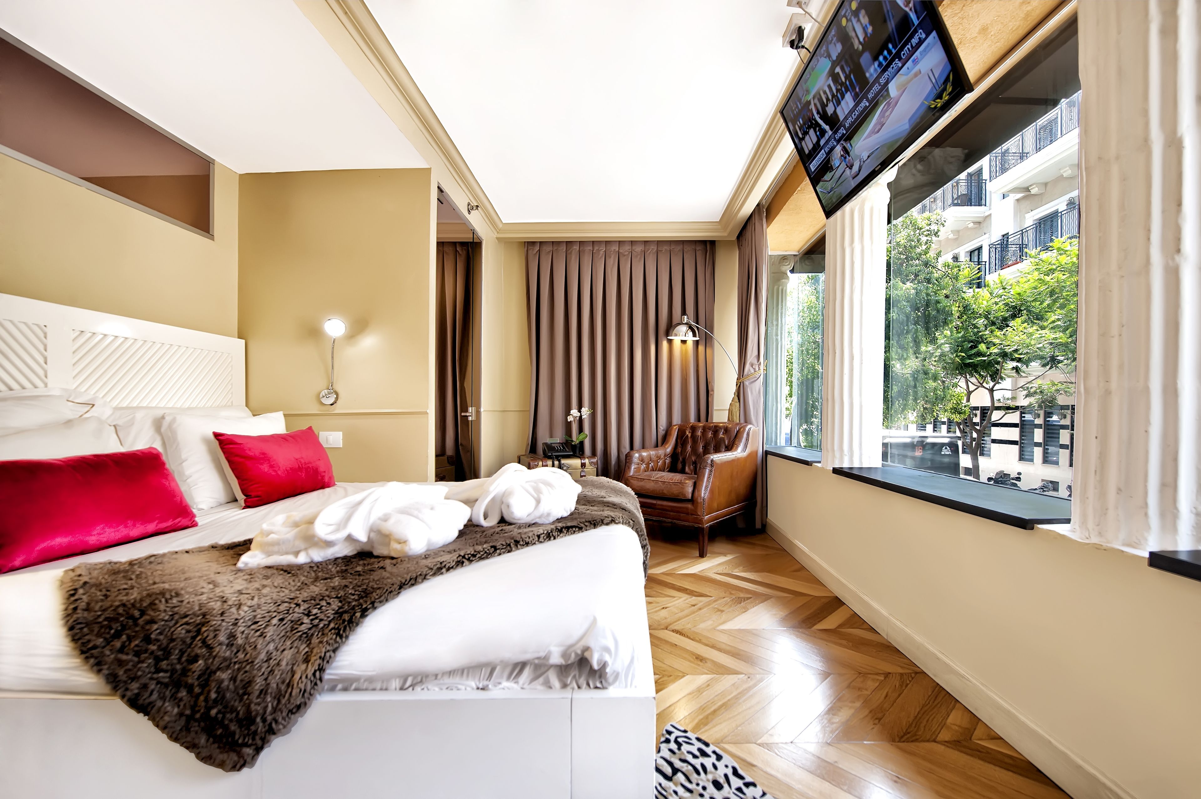 luxury room, city view | egyptian cotton sheets, premium bedding, minibar, in-room safe