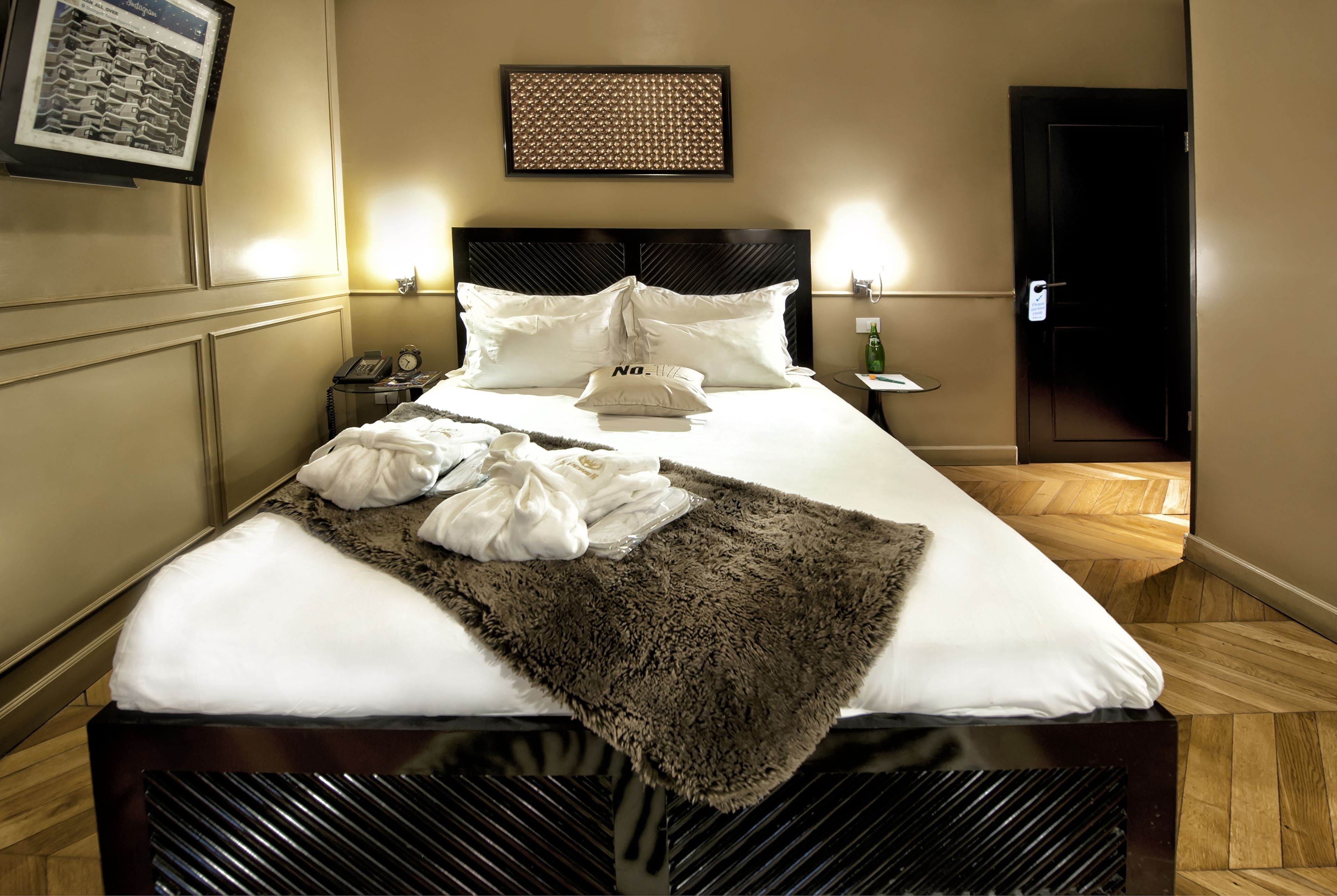 luxury room, balcony | living room | flat-screen tv