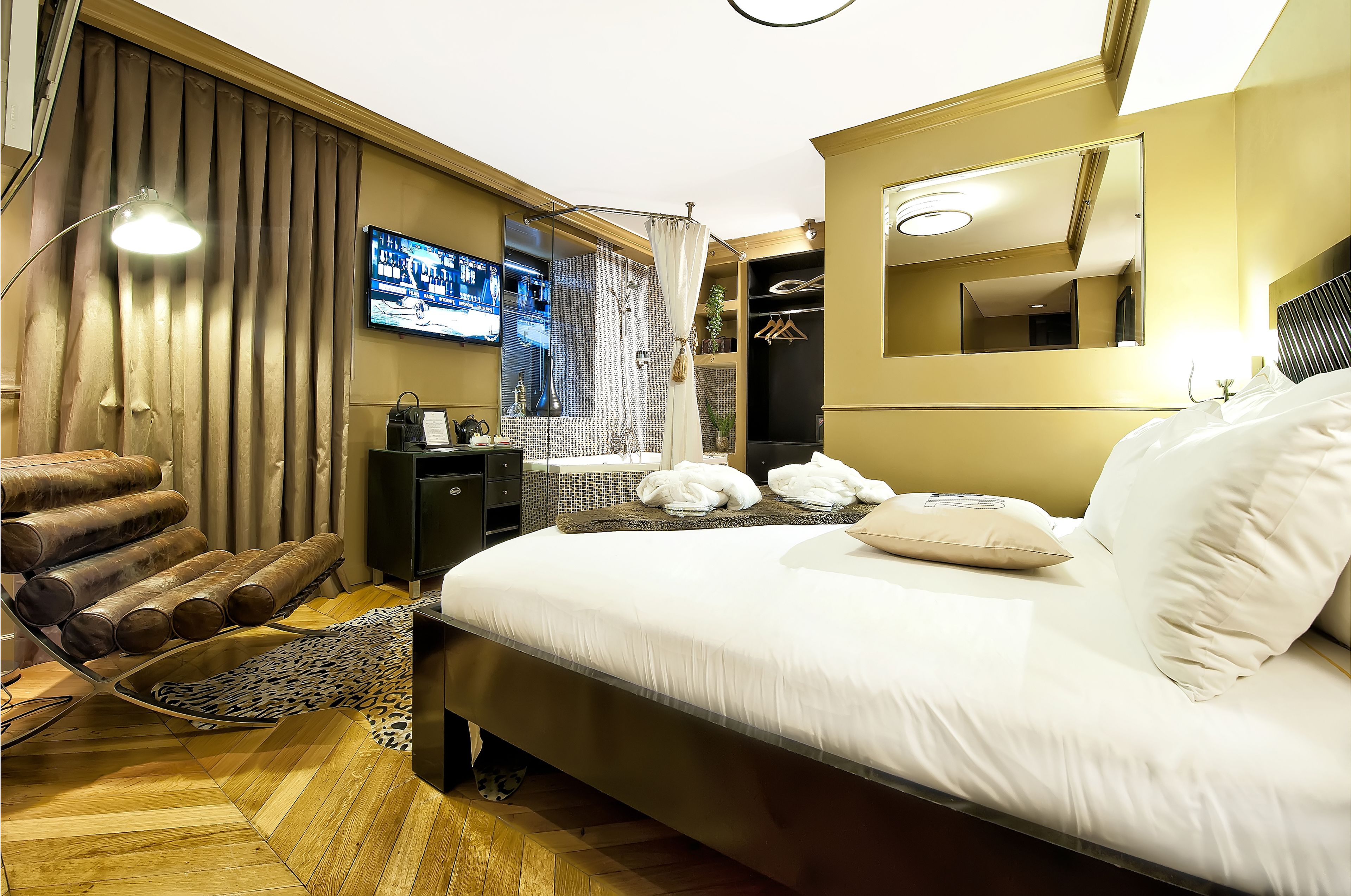 luxury room, jetted tub | living room | flat-screen tv