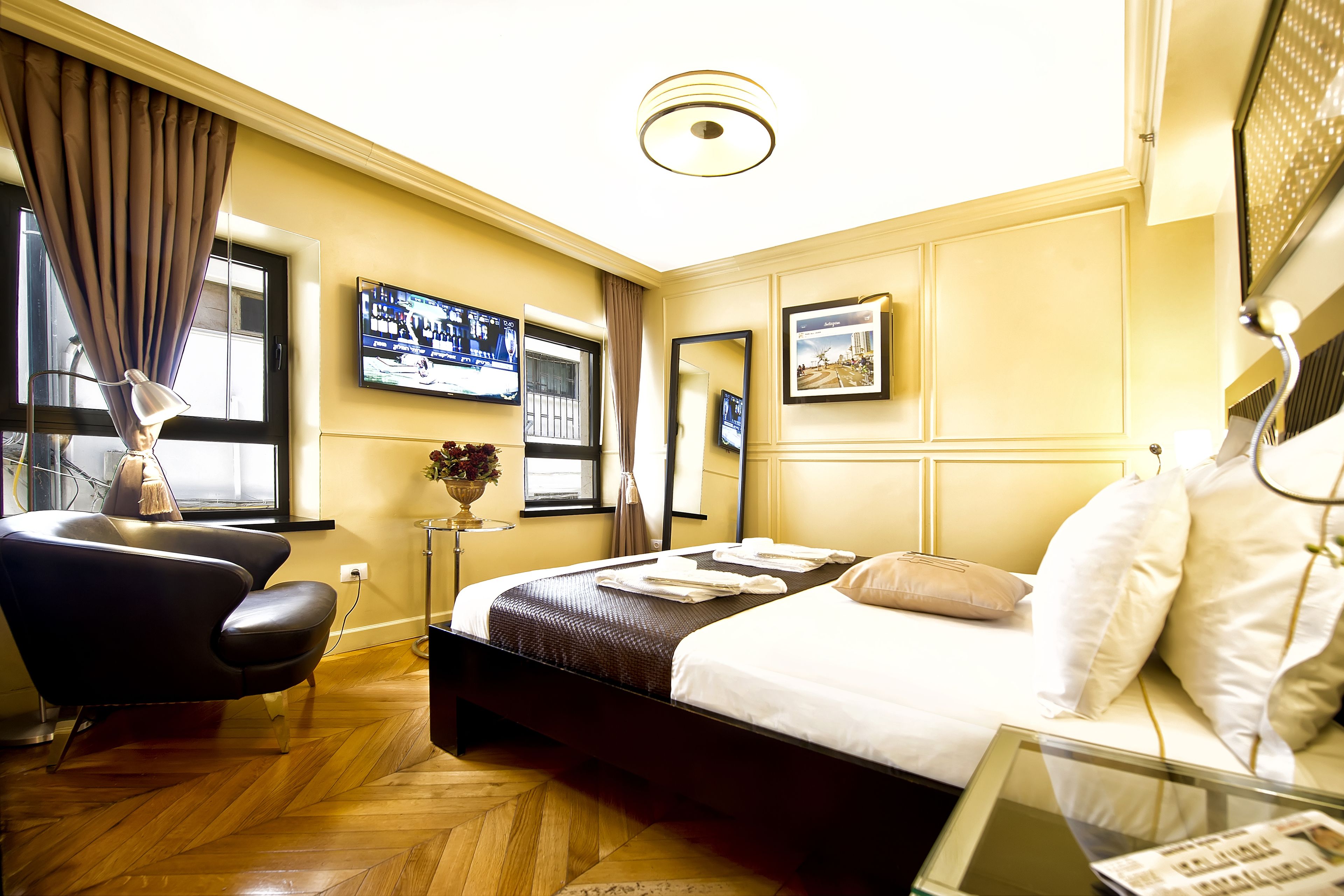 classic room | living room | flat-screen tv