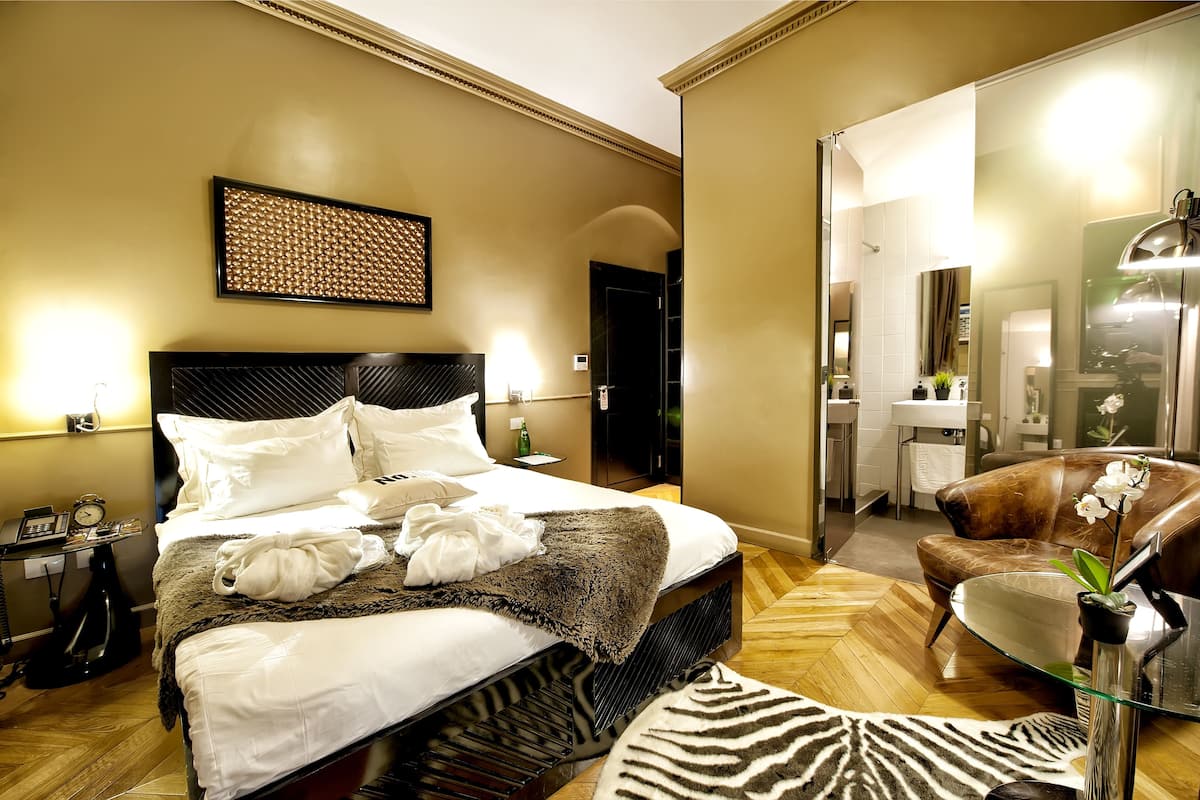 Habitación de lujo, balcón | Sala de estar | Televisión de pantalla plana
