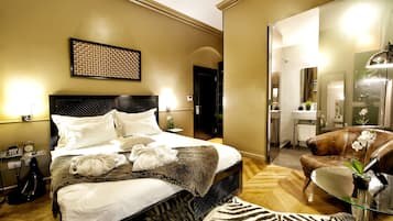 Luxury Room, Balcony | Living room | Flat-screen TV