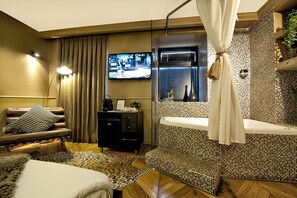 Habitación de lujo, hidromasaje | Sala de estar | Televisión de pantalla plana 