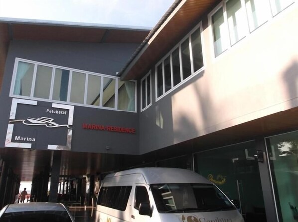 A marina with a sign indicating 'Marina Residence' and 'Petcherat' services.