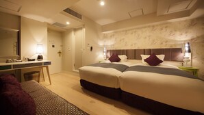 A hotel room with two beds, a desk, and a large mirror. - Centurion Hotel Grand Akasaka (Tokyo)