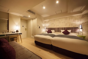 In-room safe, laptop workspace, iron/ironing board, free WiFi - Centurion Hotel Grand Akasaka (Tokyo)