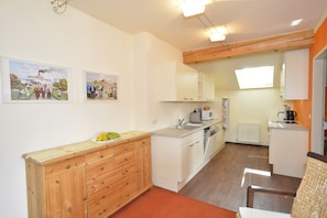 Two Bedroom Apartment (Apartment 30) | Private kitchen | Fridge, stovetop, coffee/tea maker, electric kettle - Appartementhaus am Gschwandtkopf (Seefeld in Tirol)