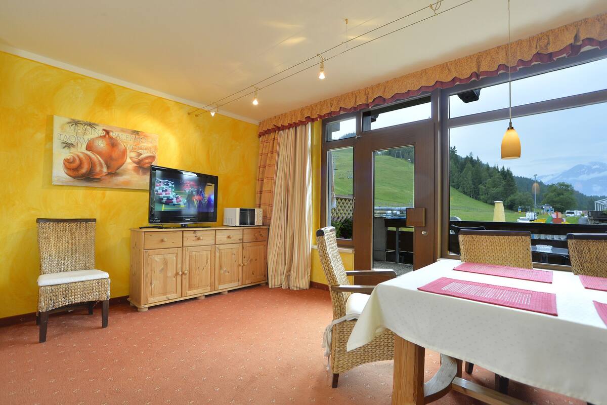 Apartment, 1 Bedroom (Apartment 11) | In-room dining
