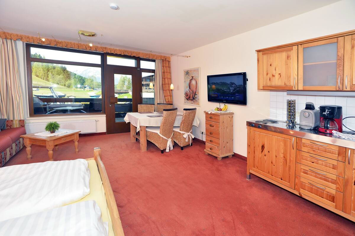 Studio (Apartment 10) | Rollaway beds, free WiFi, bed sheets