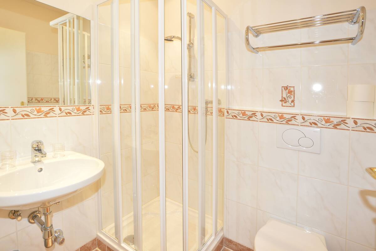 Studio (Apartment 15) | Bathroom | Hair dryer, towels