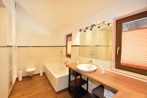 Appartement 2 chambres (Apartment 23) | Salle de bain | Sèche-cheveux, serviettes fournies